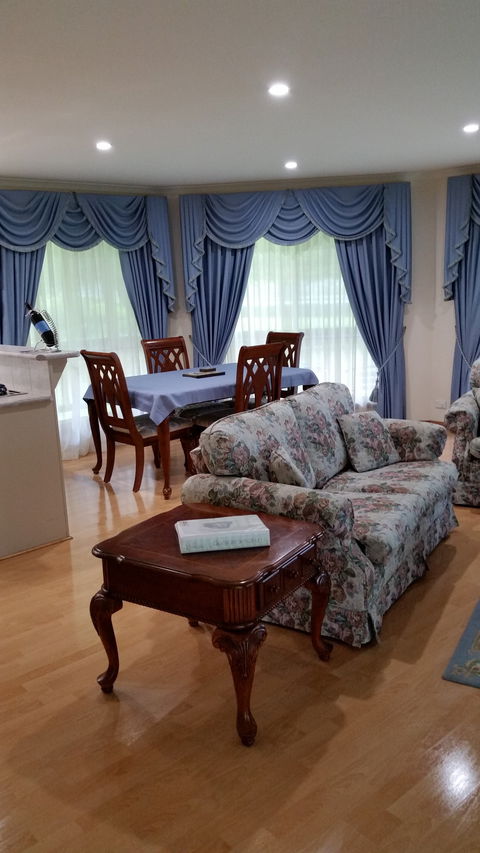 Carolynnes Cottages - Blue Wren Cottage - Accommodation Cairns 2
