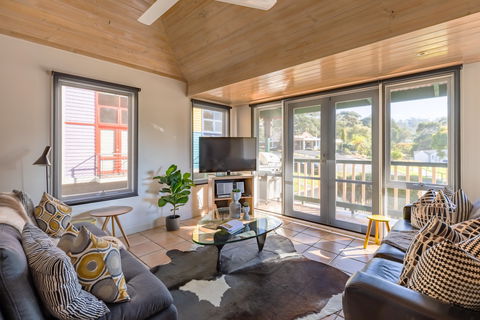 Dlux + Escape @ Lorne - Accommodation Cairns 0