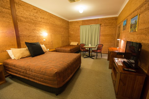 Mud Hut Motel - Accommodation Cairns 2