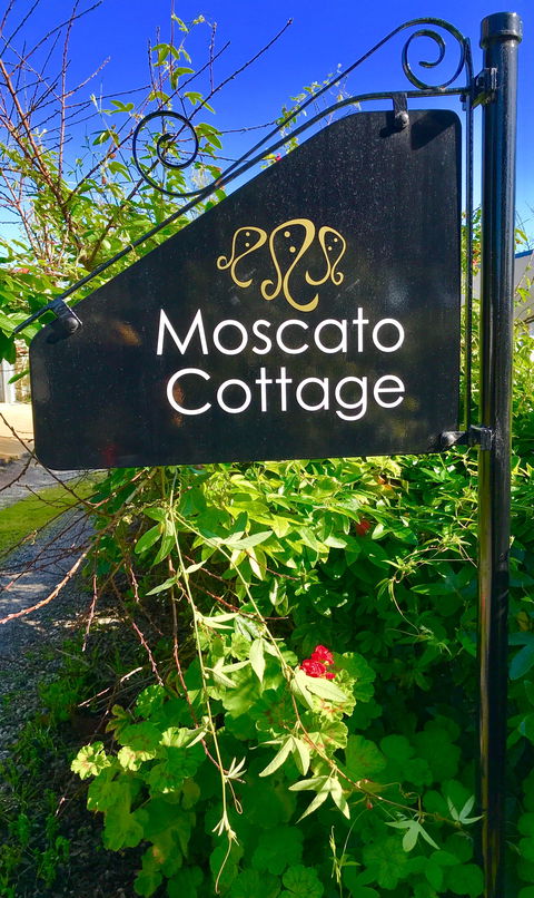 3 Divas Accommodation - The Moscato Cottage - Accommodation Cairns 1