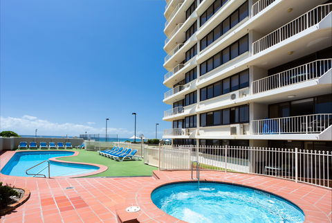 Breakers North - Absolute Beach Front Holiday Apartments - Accommodation Cairns 2