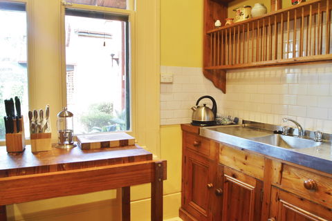 Buxton Manor - Garden And Loft Apartment - Accommodation Cairns 2