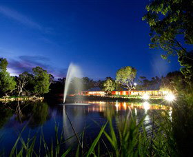 Savannah Visitor Plaza, Taronga Western Plains Zoo Dubbo - Accommodation Cairns 3