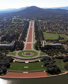 ANZAC Parade - Accommodation Cairns 0