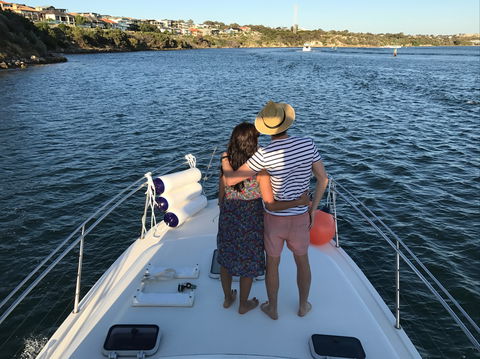 Cruising The  Swan River In At Sunset With Boutique Cruise - Accommodation Cairns 2