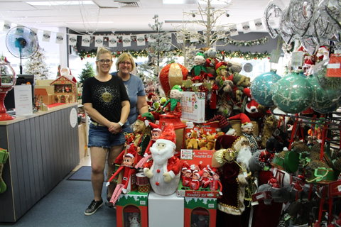 Mrs Claus And Santa - Accommodation Cairns 1