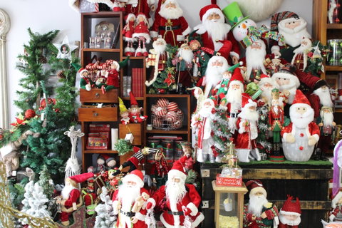 Mrs Claus And Santa - Accommodation Cairns 2
