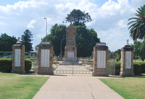 Warwick War Memorial And Gates - Accommodation Cairns 0