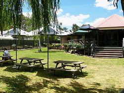Oakbank Hotel - Accommodation Cairns 3
