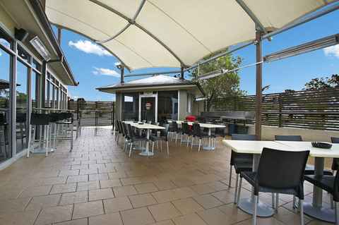 Lakeside Village Tavern - Accommodation Cairns 4