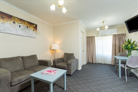 Adelaide Royal Coach - Accommodation Cairns 6