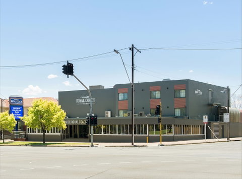 Adelaide Royal Coach - Accommodation Cairns 0