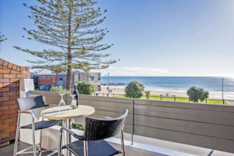 Beachfront Voyager Motor Inn - Accommodation Cairns 0