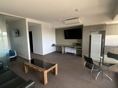 Honeysuckle Executive Apartments - Accommodation Cairns 4