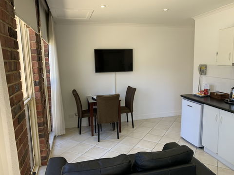 Ensenada Motor Inn And Suites - Accommodation Cairns 1