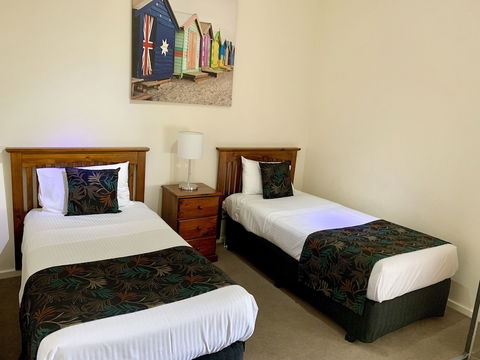 Ensenada Motor Inn And Suites - Accommodation Cairns 2