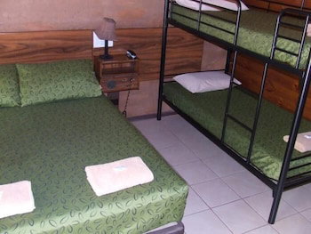 Territory Manor Motel & Caravan Park - Accommodation Cairns 3