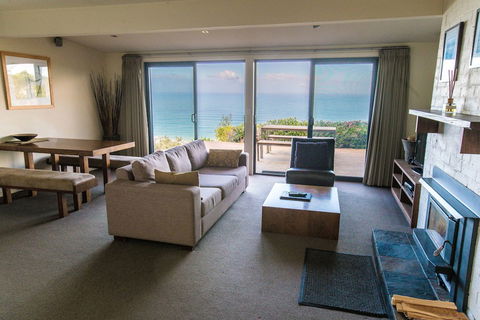 Beacon Point Ocean View Villas - Accommodation Cairns 3