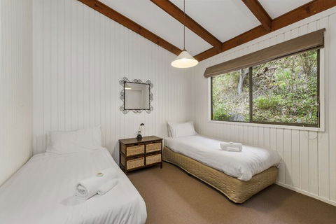 Beacon Point Ocean View Villas - Accommodation Cairns 5
