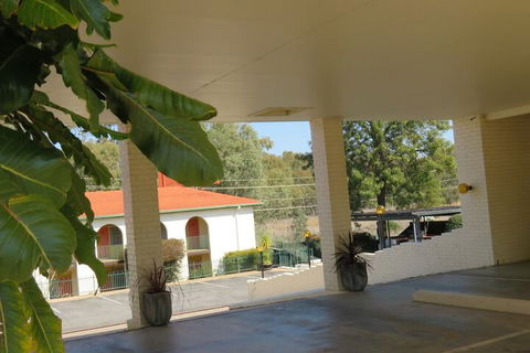 Bishops Lodge Narrandera - Accommodation Cairns 1