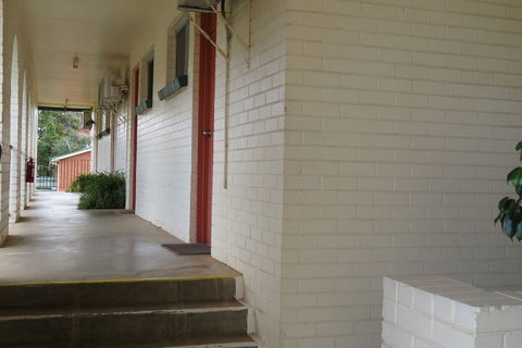 Bishops Lodge Narrandera - Accommodation Cairns 2