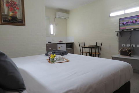 Bishops Lodge Narrandera - Accommodation Cairns 6