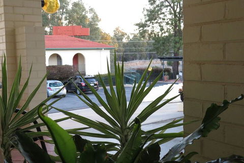 Bishops Lodge Narrandera - Accommodation Cairns 3