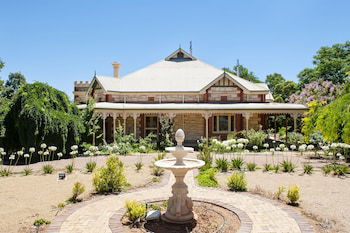 Cockburn House - Accommodation Cairns 0