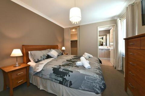 Brighton Beachside Hideaway - Accommodation Cairns 2