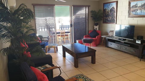 A City Retreat 2BR Apartment Reid Park Townsville - Accommodation Cairns 5