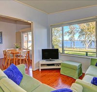 Lakes Edge Cottage - Accommodation Cairns