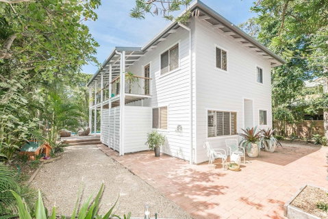 A PERFECT STAY - Beach Chalet - Accommodation Cairns 0