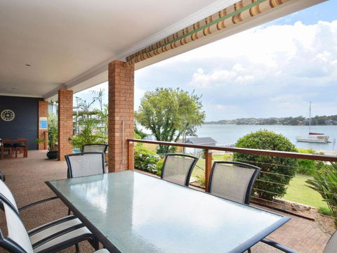 The House On The Lake At Fishing Point Lake Macquarie Honestly Put The Line In & Catch Fish - Accommodation Cairns 4