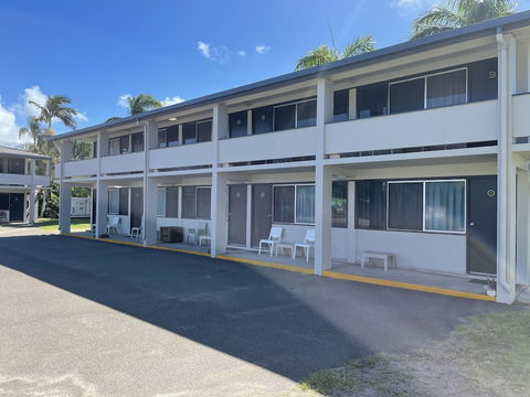 Queens Beach Motor Hotel - Accommodation Cairns 1