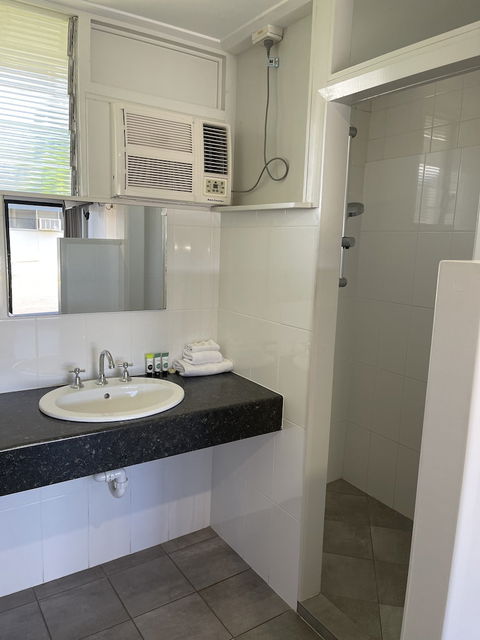 Queens Beach Motor Hotel - Accommodation Cairns 6