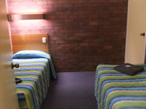 Golden West Motor Inn - Accommodation Cairns 1
