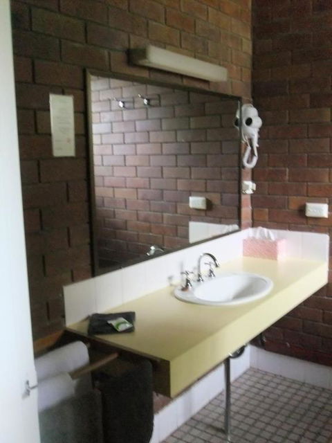 Golden West Motor Inn - Accommodation Cairns 2