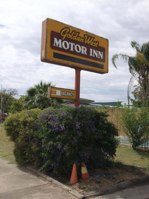 Golden West Motor Inn - Accommodation Cairns 3