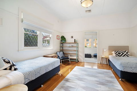 Newcastle Executive Homes - Cooks Hill Cottage - Accommodation Cairns 6