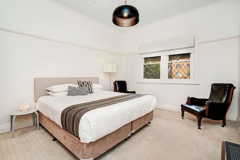 Newcastle Executive Homes - Cooks Hill Cottage - Accommodation Cairns 0