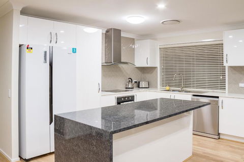 Brand New Executive Living - Accommodation Cairns 4