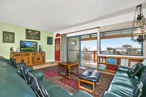 Black Dolphin Beach Penthouse - Accommodation Cairns 6