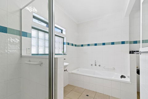 Black Dolphin Waterfront Apartment - Accommodation Cairns 3