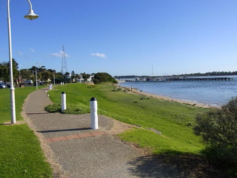 Black Dolphin Waterfront Apartment - Accommodation Cairns 6