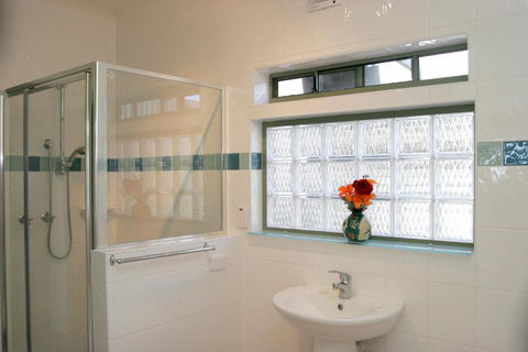 Black Dolphin Waterfront Apartment - Accommodation Cairns 4