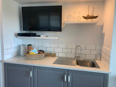 B & B On The Water - Accommodation Cairns 2