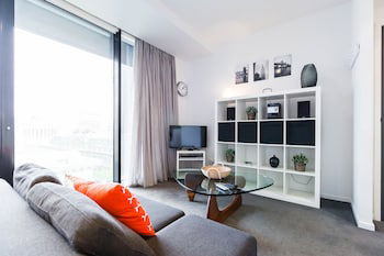 ROBYN, 1BDR Melbourne Apartment - Accommodation Cairns 0