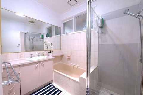 Family Home In Prime Location - Accommodation Cairns 6