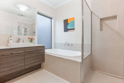 Lakeside Retreat & Business - Accommodation Cairns 6