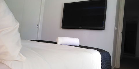 Lakeside Retreat & Business - Accommodation Cairns 5